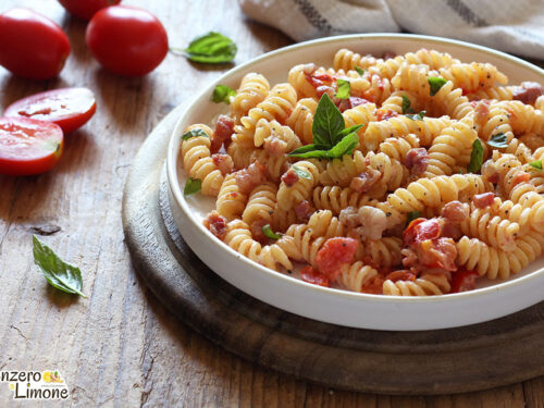 Pasta con pancetta e pomodorini