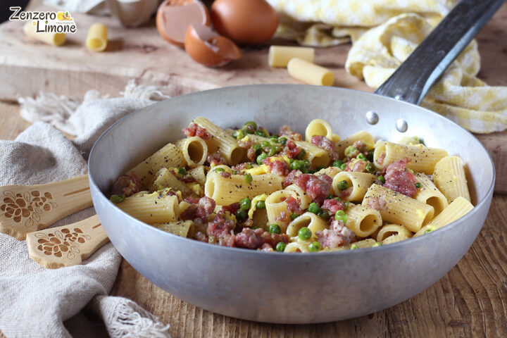 Pasta piselli e salsiccia alla carbonara