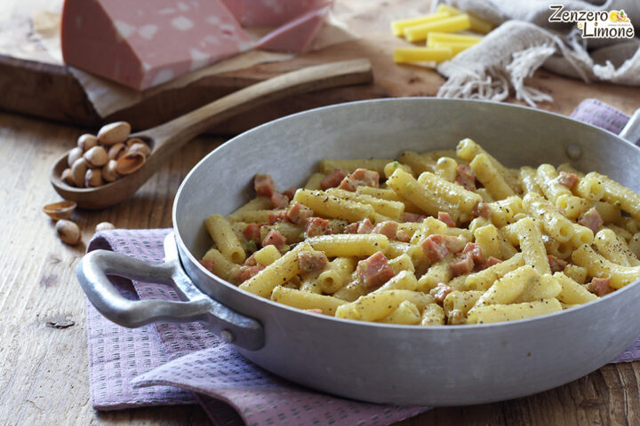 Pasta con mortadella e pistacchi