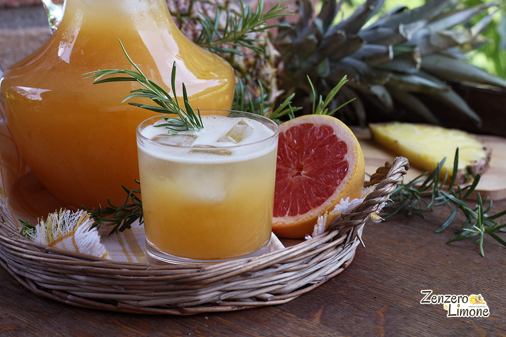Drink con ananas e pompelmo