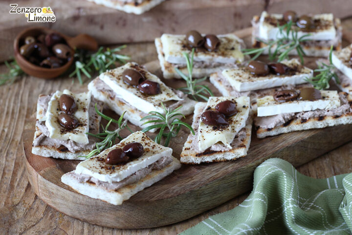 Crostini facili con brie e olive
