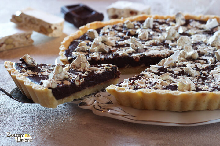 crostata al cioccolato e torrone - fetta