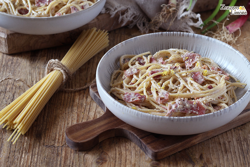 Spaghetti cremosi alle noci con speck croccante