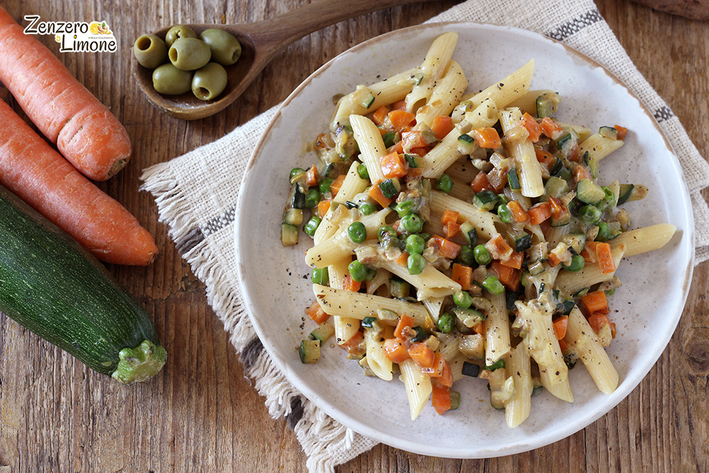 Pasta gustosa alle verdure e olive
