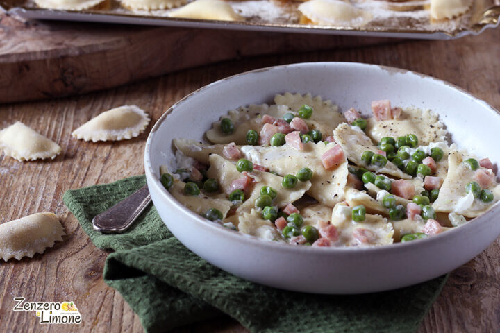 Ravioli al prosciutto e piselli