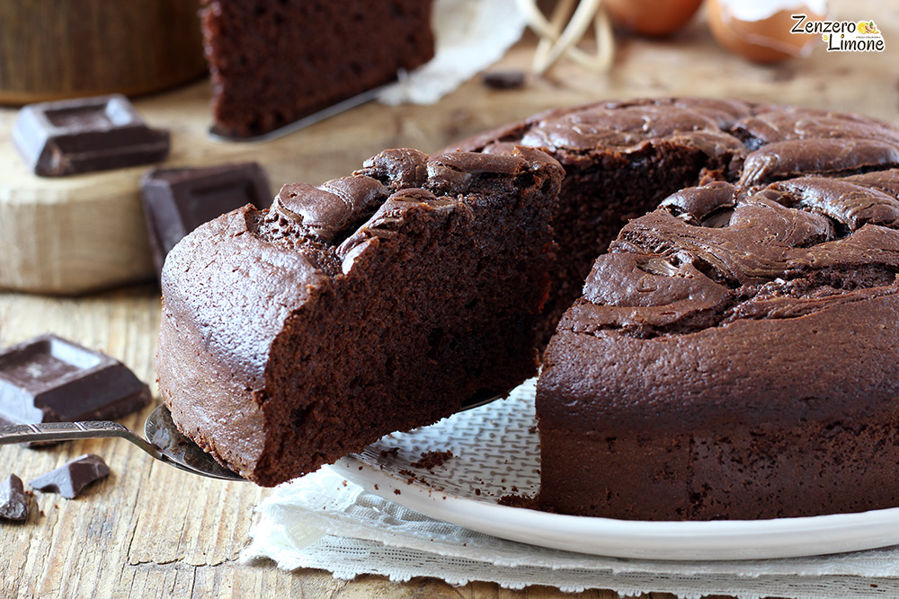 torta al cioccolato in una ciotola - fetta