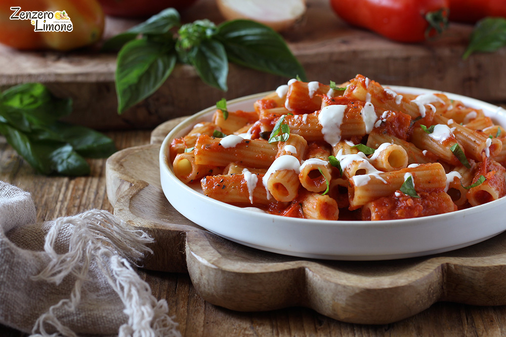 Pasta con sugo di pomodoro e crema di feta