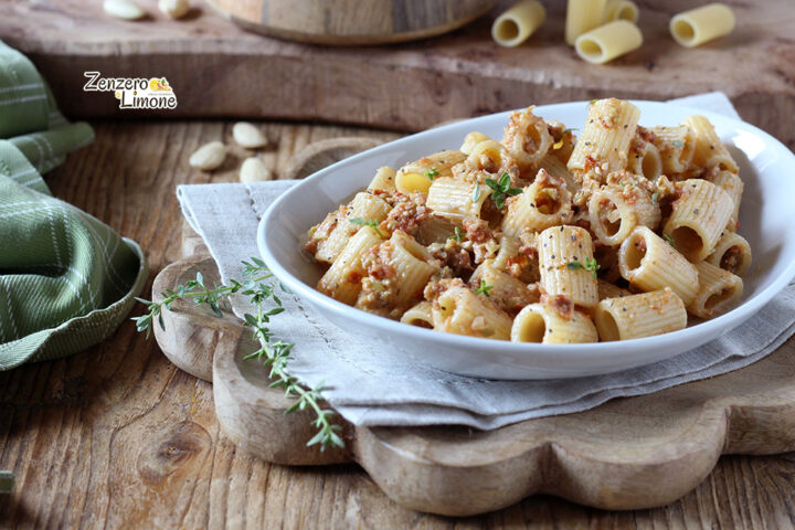 pasta al pesto di olive e pomodori secchi