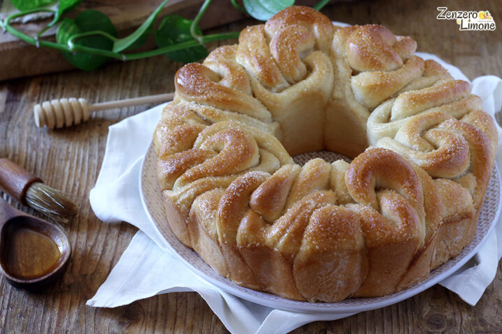 Ciambella di rose al miele