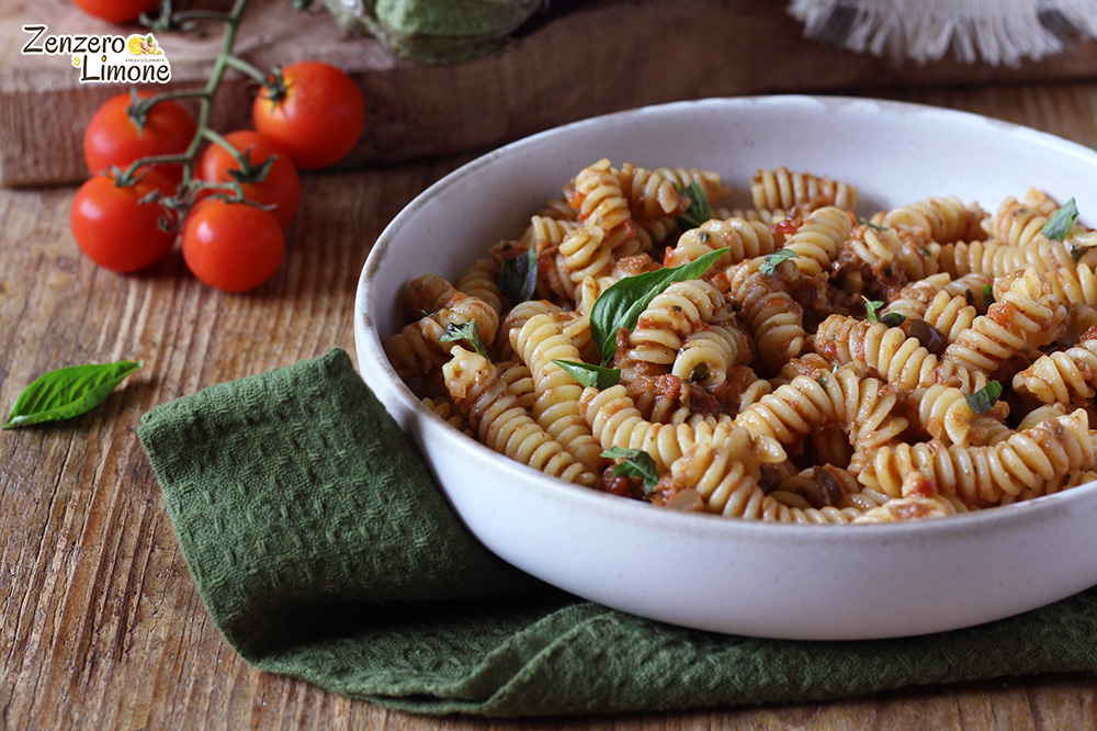 pasta rossa con pesto di melanzane