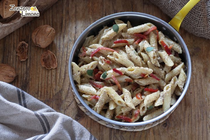 Pasta con salsa di noci e speck