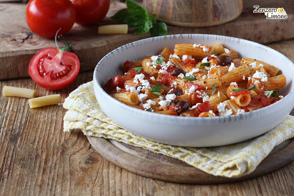 Pasta rustica al pomodoro con olive e feta
