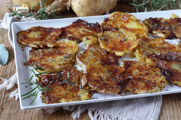 Patate schiacciate in padella