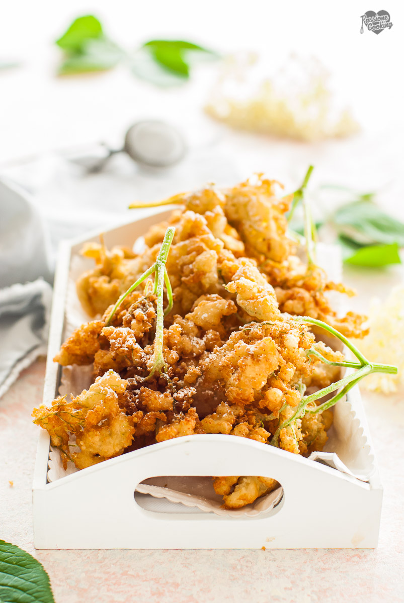 Frittelle di fiori di sambuco in pastella al vino bianco
