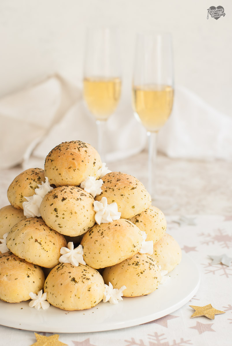 Mini panini con ricotta aromatizzati all'aglio