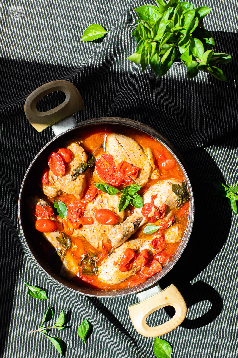 Cosce di pollo al pomodoro e basilico