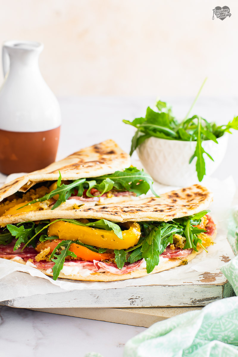 Piadina sfogliata con peperoni e salame