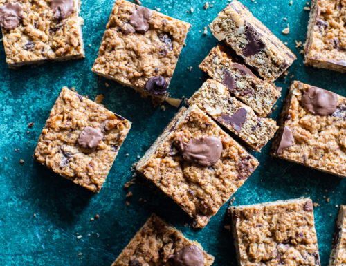 Quadrotti con fiocchi di avena, noci e cioccolato