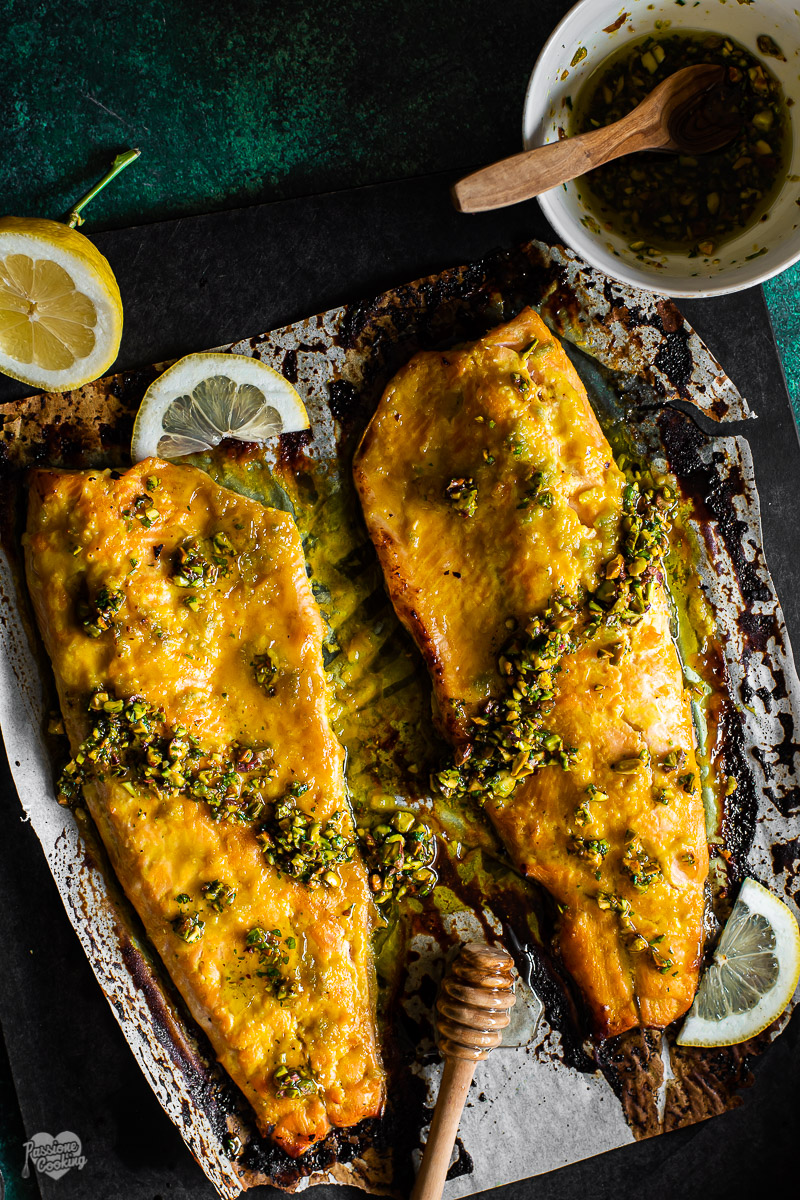 Trota salmonata al forno con pistacchi