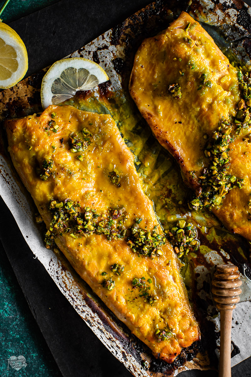 Trota salmonata al forno con pistacchi