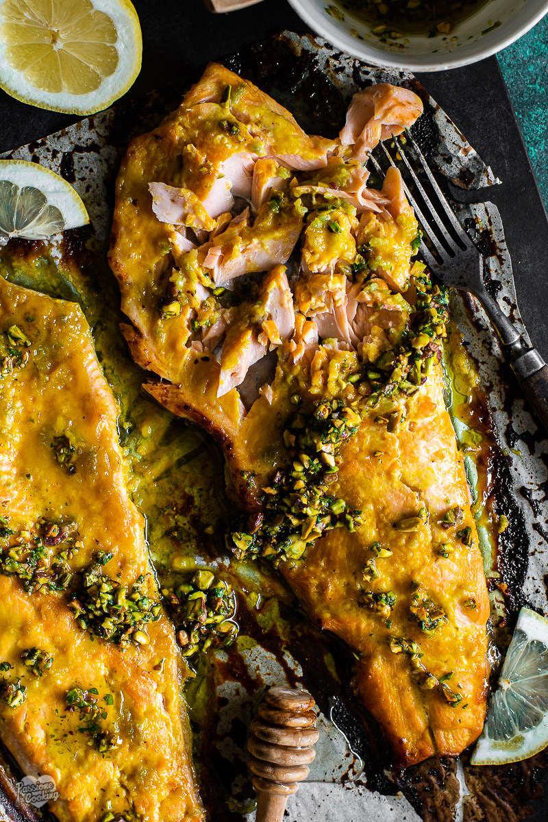 Trota salmonata al forno con pistacchi