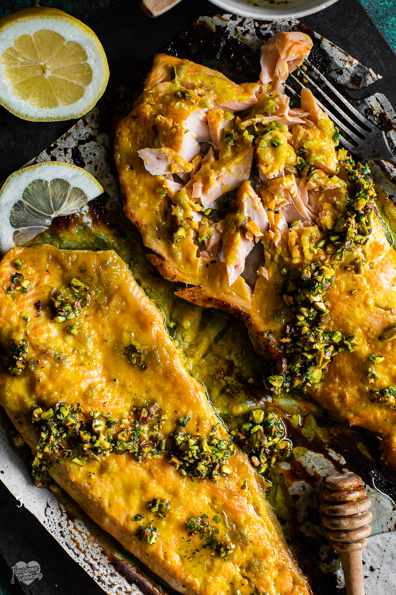 Trota salmonata al forno con pistacchi