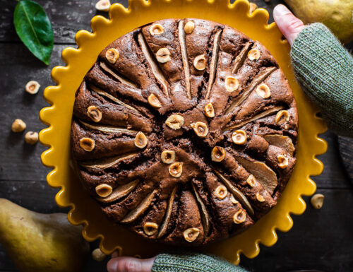 Torta con pere, cioccolato e nocciole