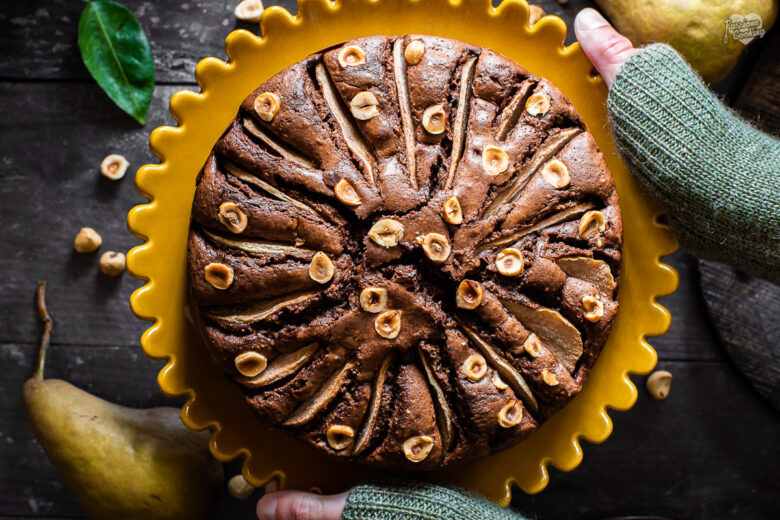 Torta con pere, cioccolato e nocciole