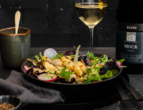 Insalata con asparagi e condimento al parmigiano