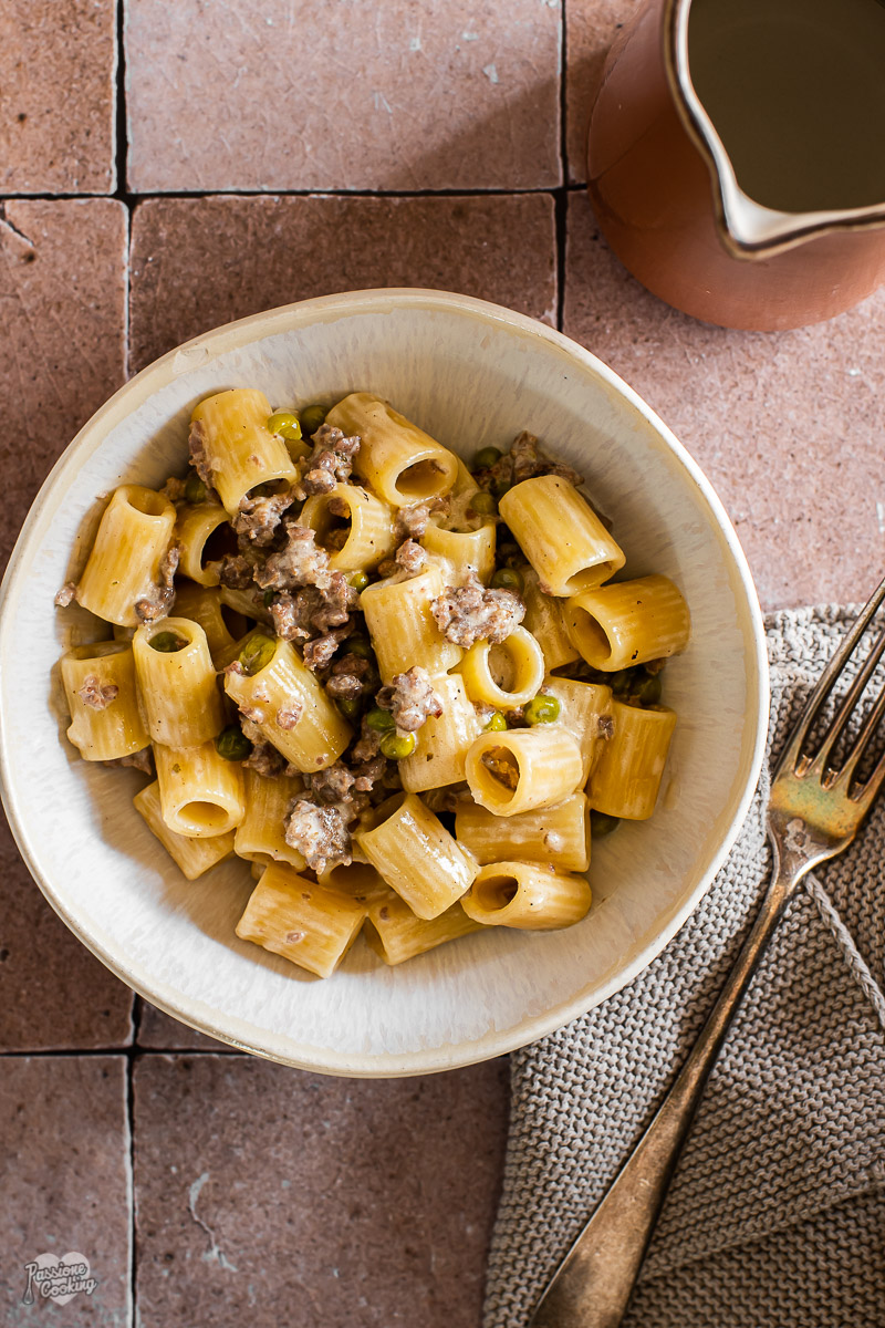 Pasta con salsiccia e piselli