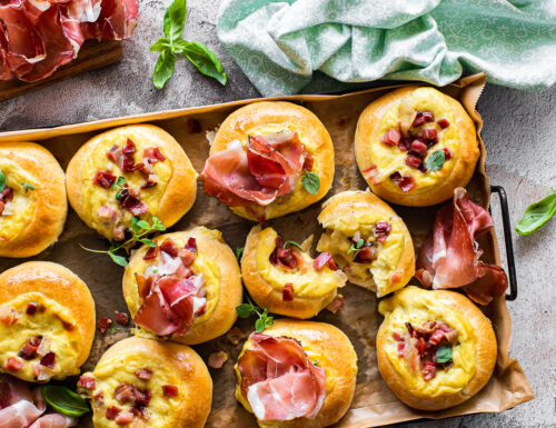 Bun con besciamella al formaggio e Speck Alto Adige IGP