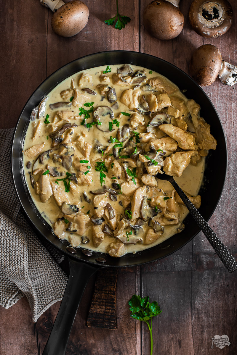 Straccetti di pollo con funghi champignon