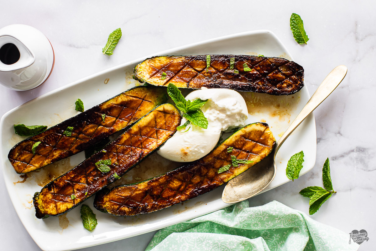 Zucchine saporite in padella con miso e burrata