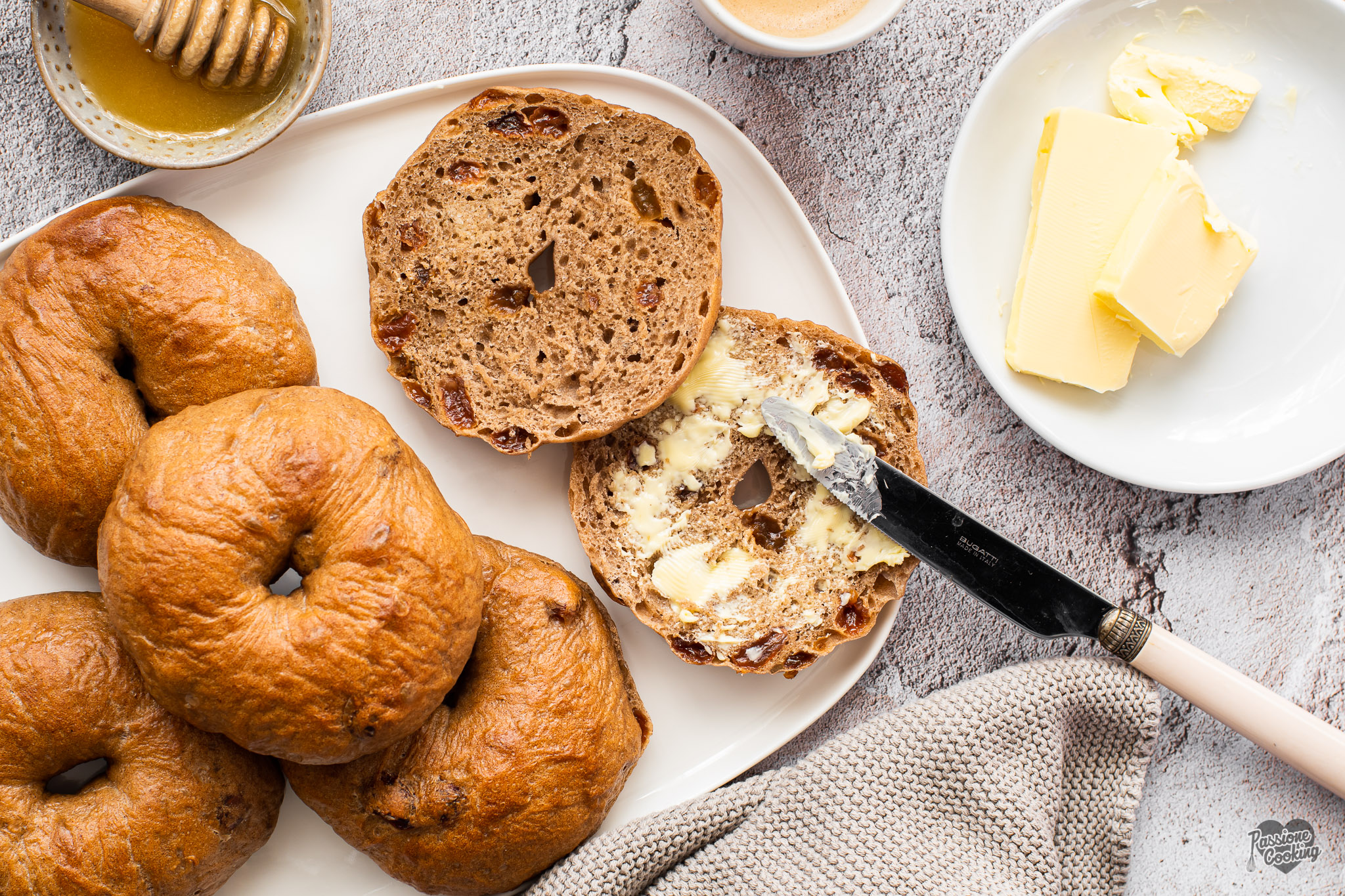 Bagel dolci con cannella e uvetta
