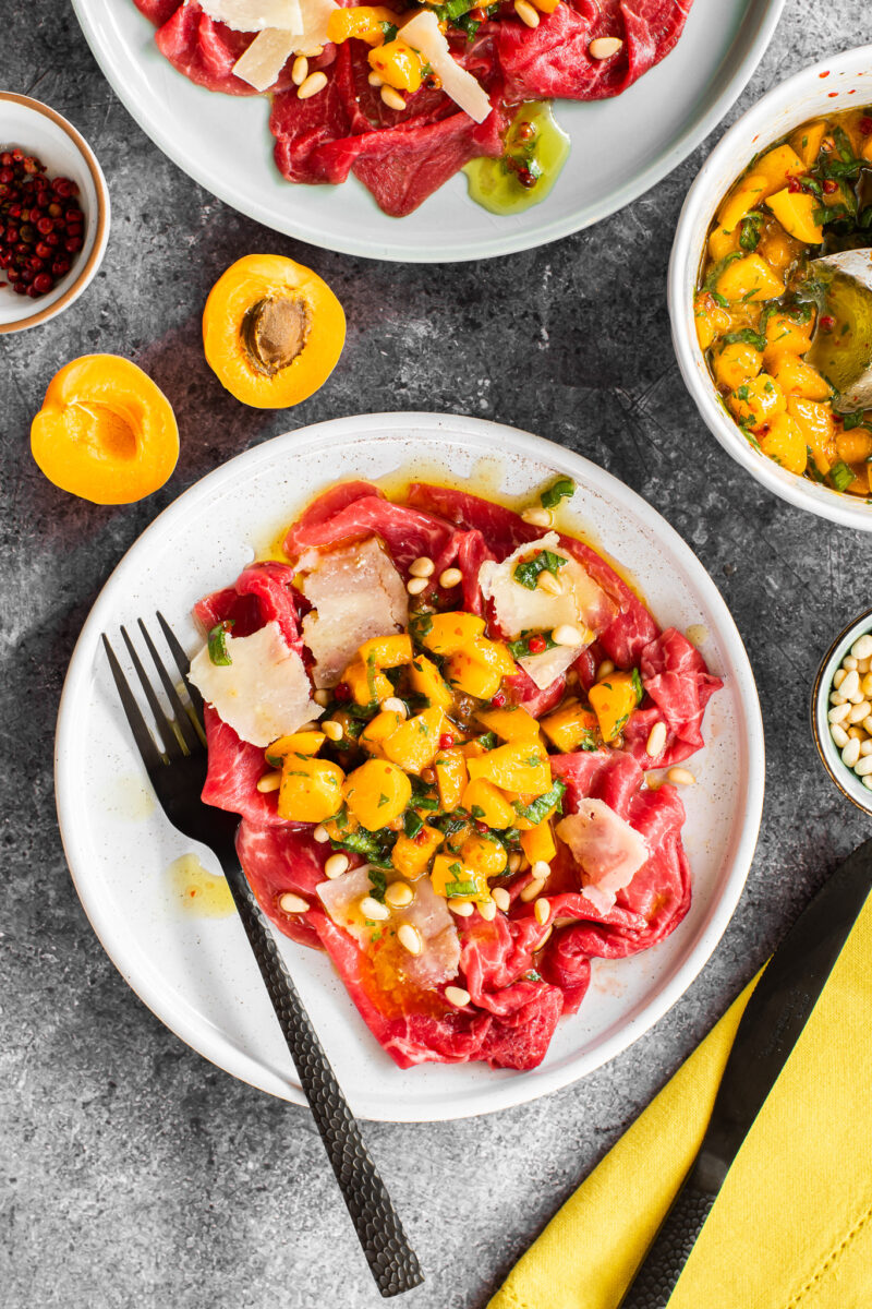 Carpaccio di manzo con albicocche marinate