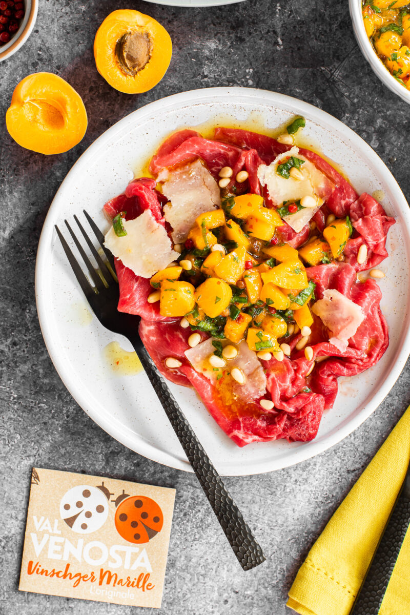 Carpaccio di manzo con albicocche marinate