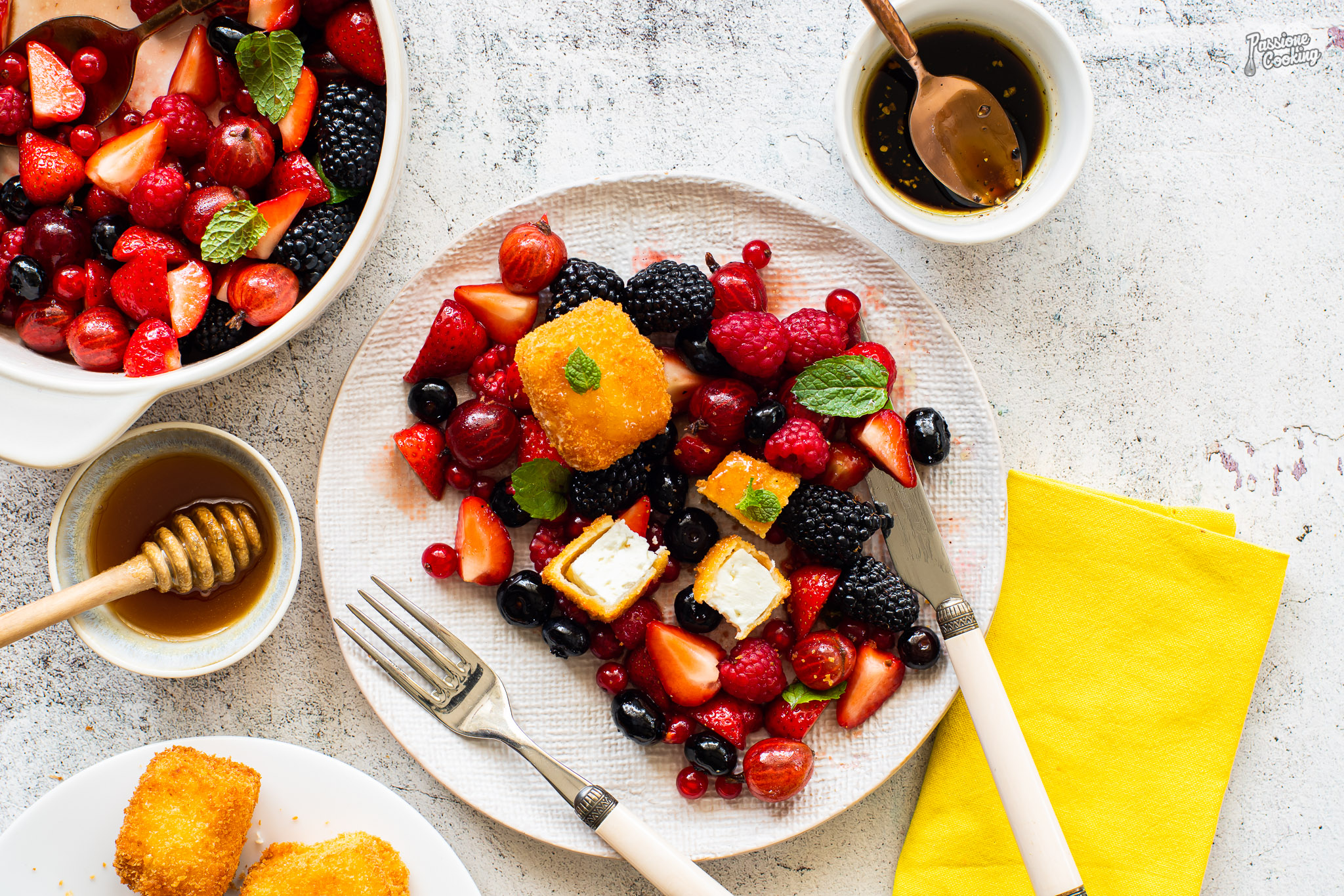 Insalata di frutti di bosco con feta fritta