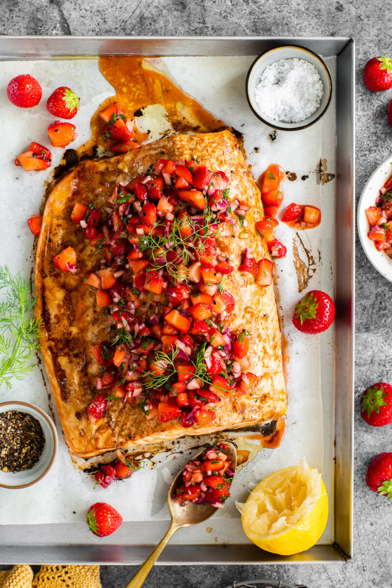 Salmone al forno con fragole all’aneto
