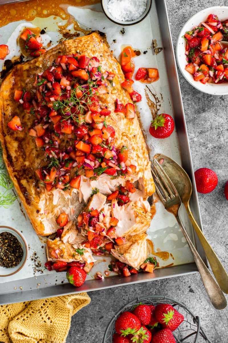 Salmone al forno con fragole all’aneto