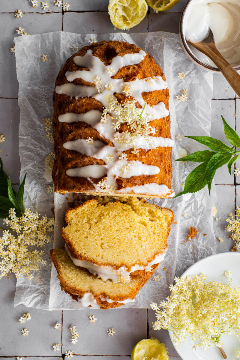 Torta con fiori di sambuco