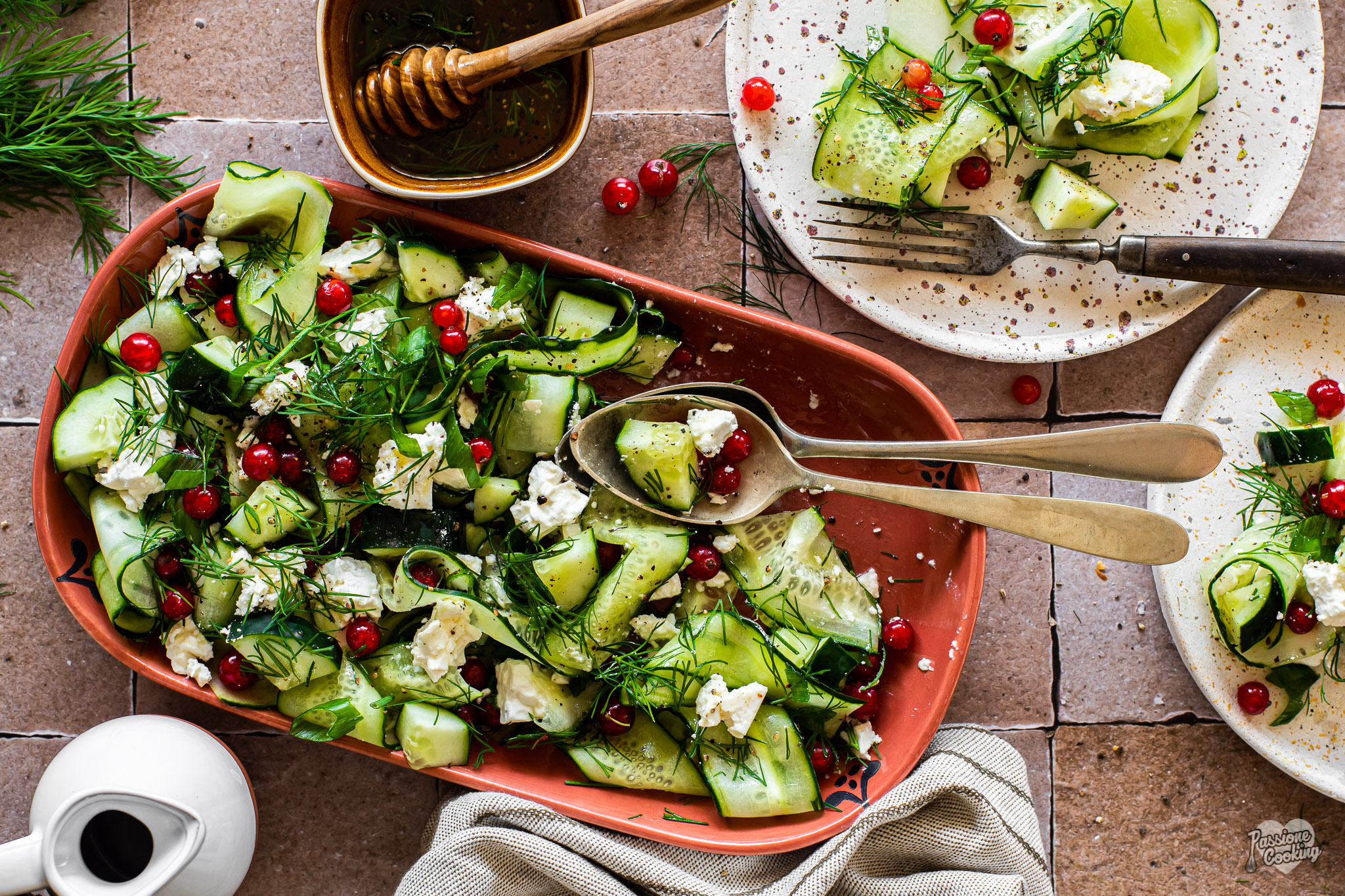 Insalata di cetrioli con feta e aneto