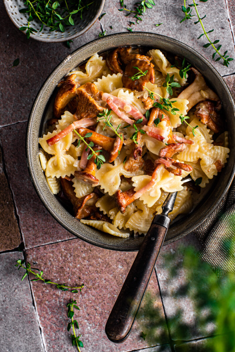 Pasta con finferli, speck e gorgonzola