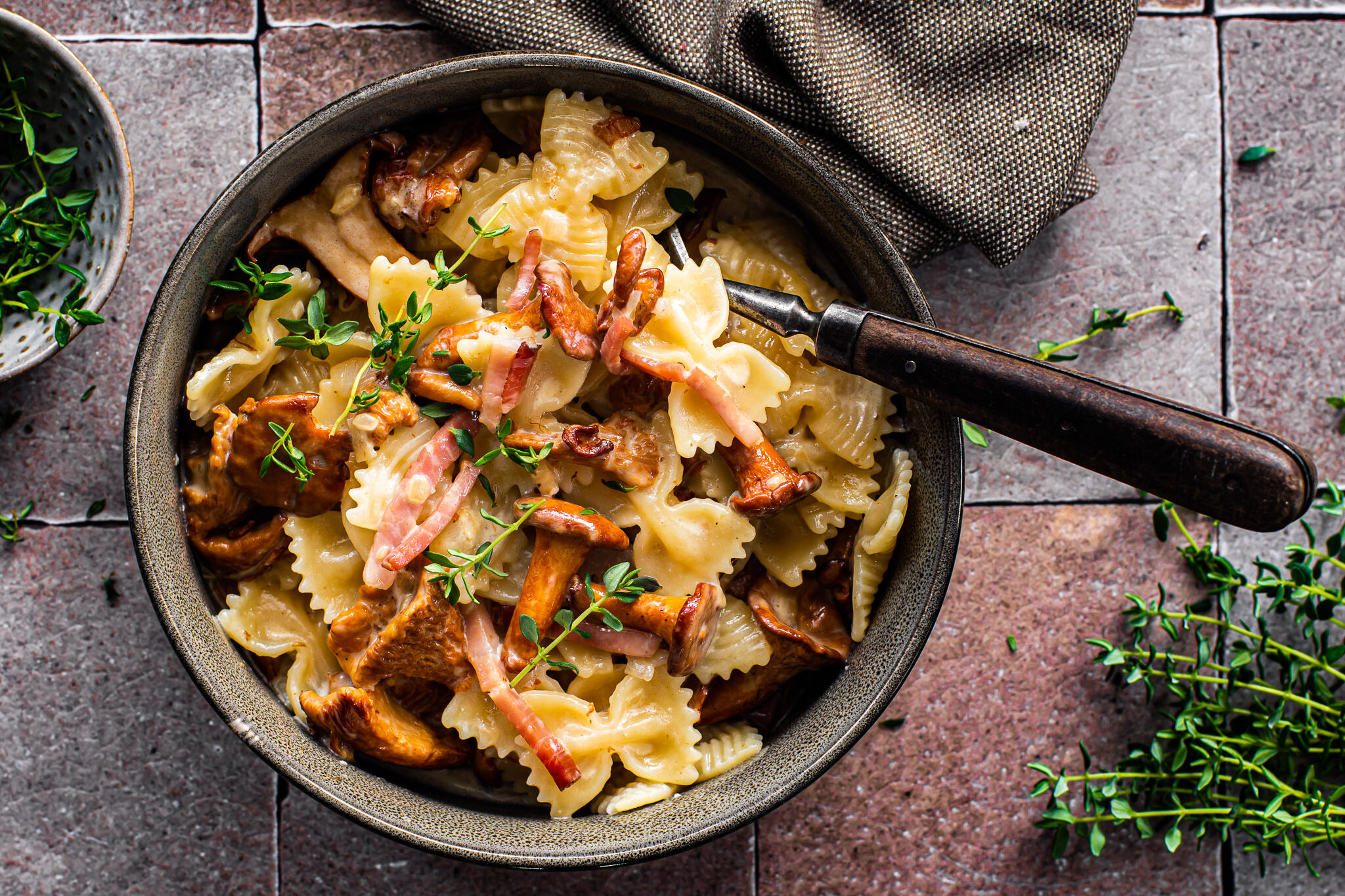 Pasta con finferli, speck e gorgonzola