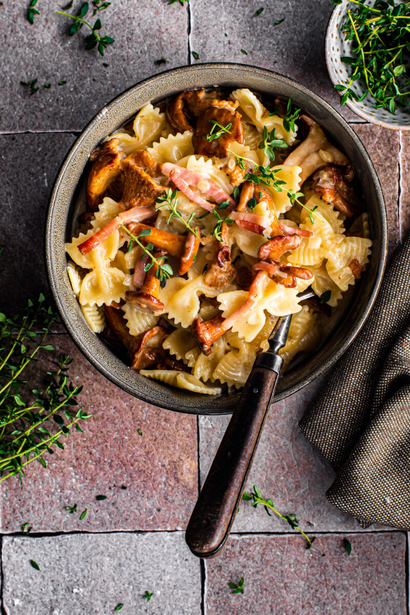 Pasta con finferli, speck e gorgonzola