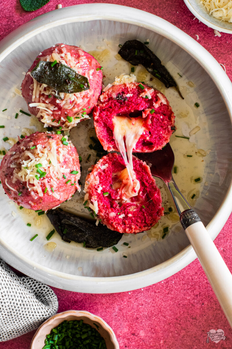 Canederli al formaggio e barbabietola