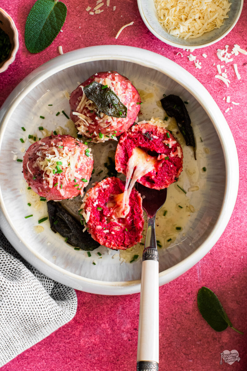 Canederli al formaggio e barbabietola