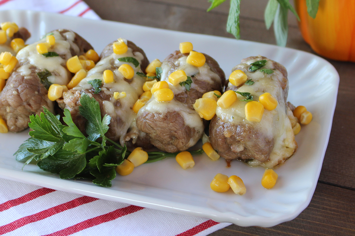 Involtini di manzo: morbidi e gustosi rotolini di carne con ripieno saporito e formaggio filante.