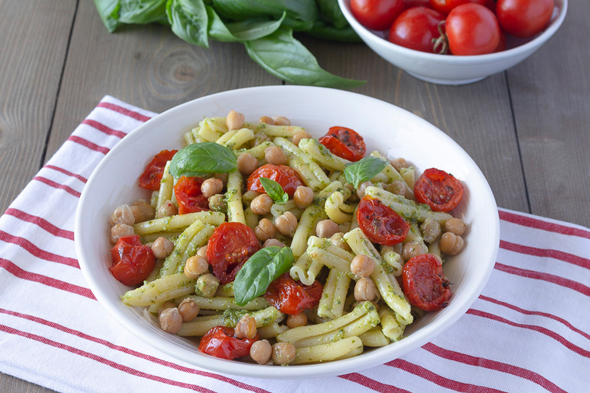 Insalata Di Pasta Con Pesto Pomodorini Confit E Ceci Croccanti Passione E Gusto 3708