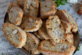 Cantucci salati con mandorle, noci e semi di chia