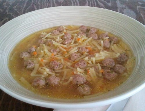 Pasta in brodo con polpettine